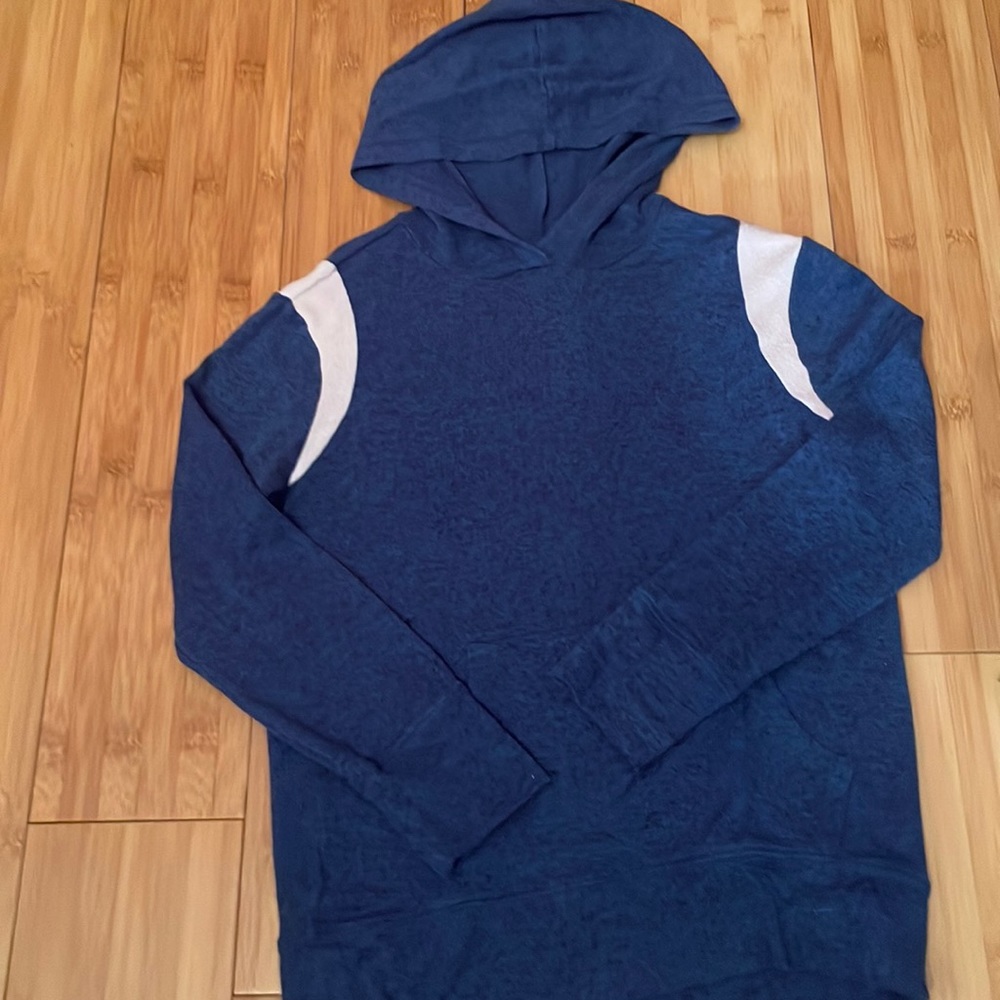 Old navy navy deep hoodie with light pink accents. Incredible condition